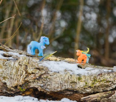 Oyuncak midilliler ve bahçede vahşi bir kuş