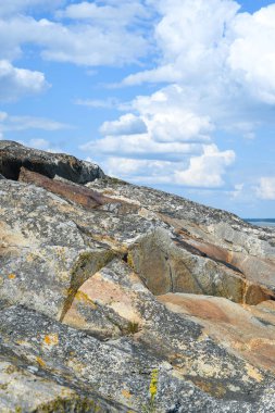 Yazın Finlandiya takımadalarında kayalık ada ve mavi gökyüzü