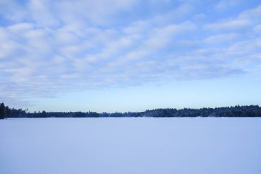 Finlandiya 'da donmuş gölde güneşli bir gün