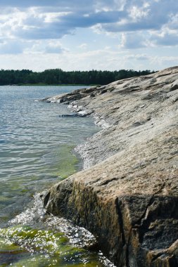Yazın takımadalardaki Rocky Adası