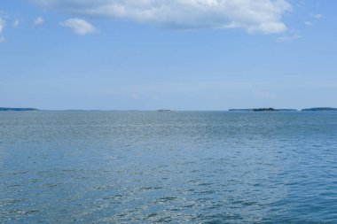 Finlandiya takımadalarında güzel bir yaz gününde deniz manzarası