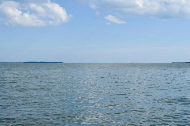 Finlandiya takımadalarında güzel bir yaz gününde deniz manzarası