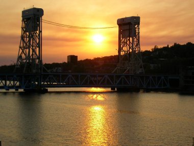 Asansör köprüsü Houghton ve Hancock 'u Michigan' a bağlıyor.