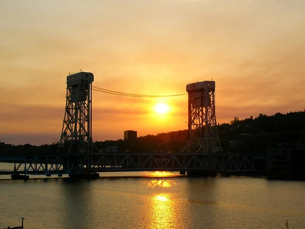 Asansör köprüsü Houghton ve Hancock 'u Michigan' a bağlıyor.