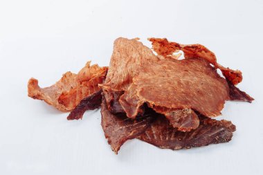 Beyaz bir masada baharatlı, yanmış et, bitiş, açık arkaplan. Birayla kahvaltı. beyaz arkaplanda