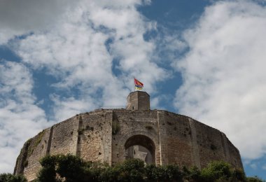 Eure - Normandiya 'daki Gisors Kalesi. Fatih William 'ın ikinci oğlu tarafından inşa edildi.