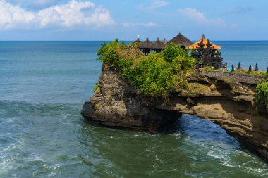 Okyanusta tapınağı olan tropik bir ada.
