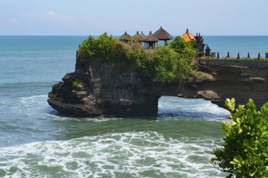 Okyanusta tapınağı olan tropik bir ada.