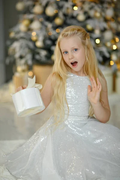 Una Encantadora Niña Rubia Vestido Plata Cerca Del Árbol Navidad — Foto de Stock