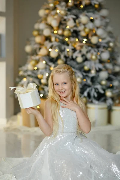 Una Encantadora Niña Rubia Vestido Plata Cerca Del Árbol Navidad — Foto de Stock