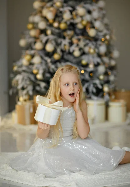 Una Encantadora Niña Rubia Vestido Plata Cerca Del Árbol Navidad — Foto de Stock