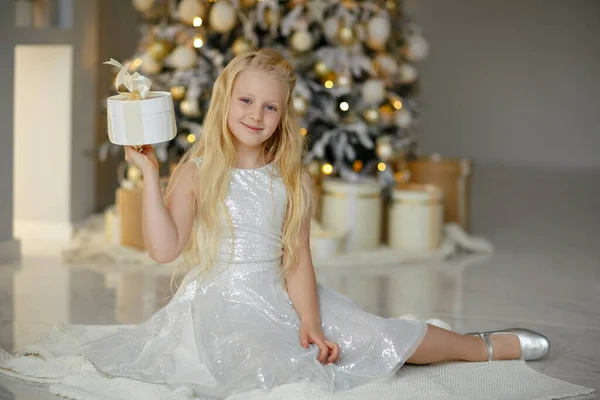 Una Encantadora Niña Rubia Vestido Plata Cerca Del Árbol Navidad — Foto de Stock