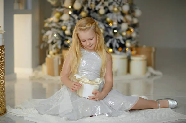 Una Encantadora Niña Rubia Vestido Plata Cerca Del Árbol Navidad — Foto de Stock