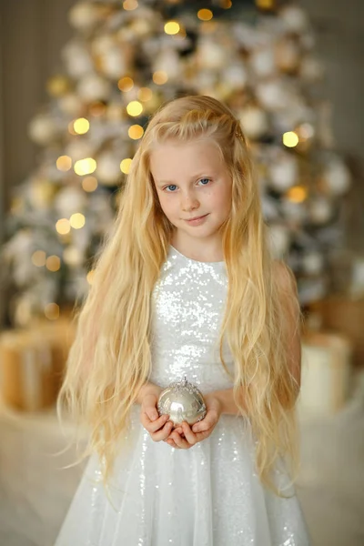 Una Encantadora Niña Rubia Con Vestido Plata Cerca Del Árbol — Foto de Stock