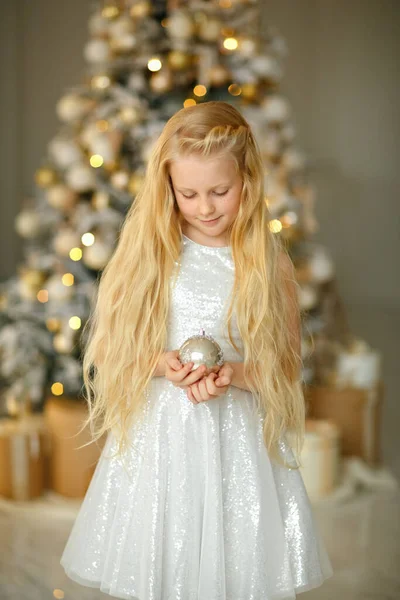 Una Encantadora Niña Rubia Vestido Plata Cerca Del Árbol Navidad — Foto de Stock