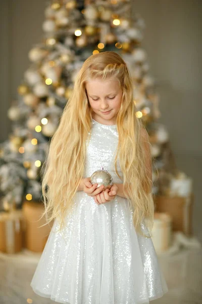 Een Charmant Klein Blond Meisje Een Zilveren Jurk Buurt Van — Stockfoto