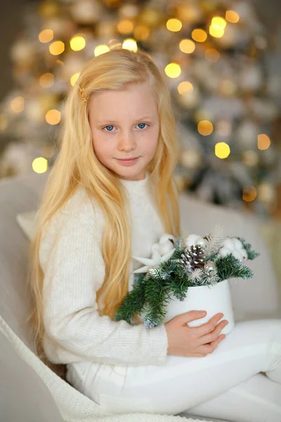 Encantadora Niña Rubia Vestido Plata Cerca Del Árbol Navidad Con — Foto de Stock