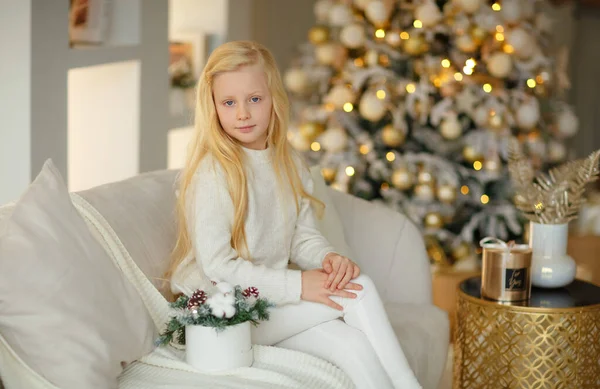 Encantadora Niña Rubia Vestido Plata Cerca Del Árbol Navidad Con — Foto de Stock