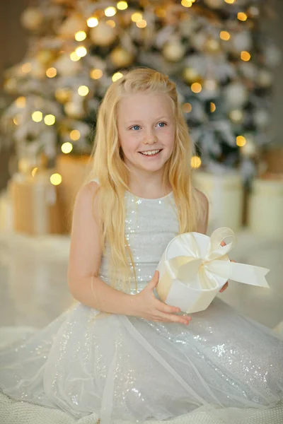 Una Encantadora Niña Rubia Vestido Plata Cerca Del Árbol Navidad Imagen De Stock