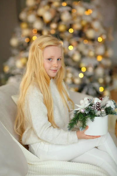 Charmig Liten Blond Flicka Silverklänning Nära Granen Med Gåva Inredningen Stockbild