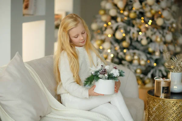 Encantadora Niña Rubia Vestido Plata Cerca Del Árbol Navidad Con Imágenes De Stock Sin Royalties Gratis