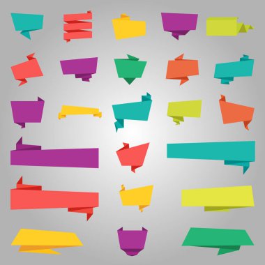 Renkli origami etiketleri ve beyaz arkaplanda izole edilmiş renkli kağıtlar.