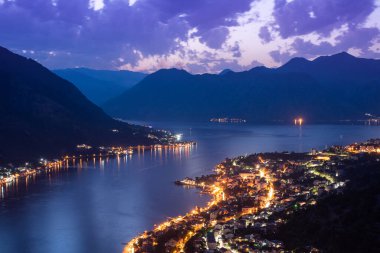 Karadağ 'ın Kotor kenti ve Kotor Körfezi' nin gece görüşü, uzun soluklu