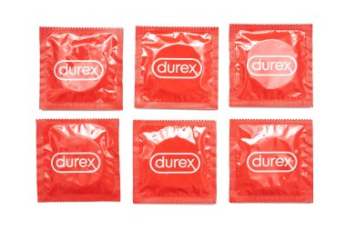 Beyaz arka planda izole edilmiş kırmızı paketlerde altı Durex prezervatif seti.