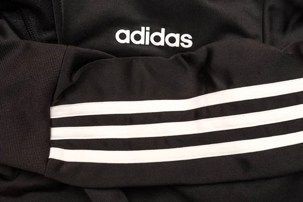 Značka Adidas Logo Černé Sportovní Košili Černého Rukávu Třemi Pruhy — Stock fotografie