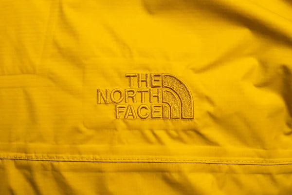 Logo Značky North Face Žluté Vrstvě Texturou — Stock fotografie