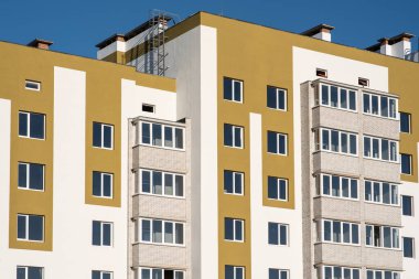 Yeni inşa edilmiş Avrupa tipi apartman dairesi sahipleri henüz sarı tasarım elementleri olan yeni sakinleri beklemiyor.