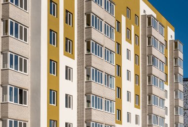 Yeni inşa edilmiş Avrupa tipi apartman dairesi sahipleri henüz sarı tasarım elementleri olan yeni sakinleri beklemiyor.