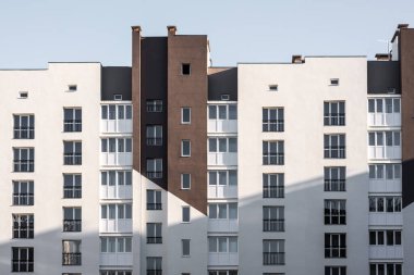 Sahipsiz yeni inşa edilmiş Avrupa tipi apartman dairesi henüz yeni sakinleri için düz fotoğraflarla bekliyor.