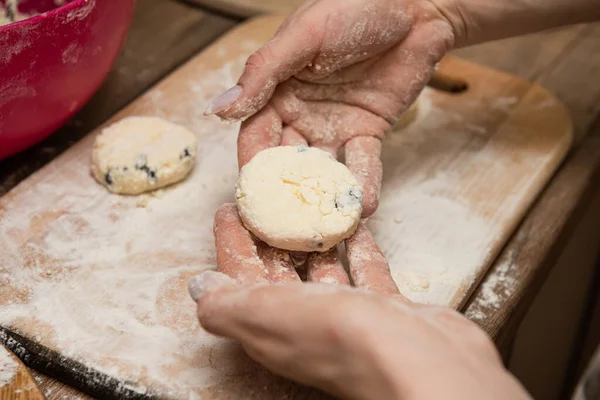 Mani Donna Preparano Frittelle Fiocchi Latte Slave Tradizionali Syrniki Cucinare — Foto Stock