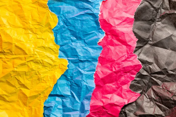 Pörsümüş Dört Farklı Renkli Kâğıt Parçasının Arka Planda Yan Yana — Stok fotoğraf