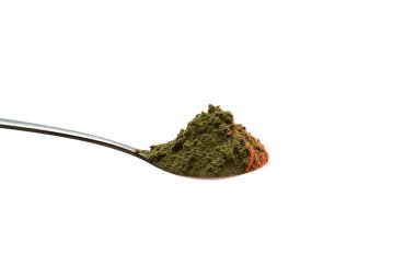 Kratom tozuyla dolu çay kaşığı beyaz zemin izole edildi