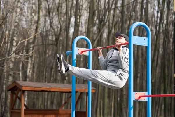 Skäggig Hipster Gör Pull Ups Med Vinkelposition Vid Horisontell Stång — Stockfoto