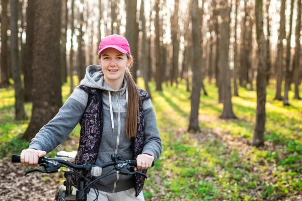 Glückliche Junge Frau Hält Lenkrad Ihres Fahrrads Sonnigen Frühlingswald — Stockfoto