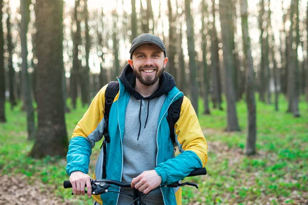 Bärtiger Fröhlicher Hipster Hält Sein Fahrradlenkrad Sonnigen Frühlingswald — Stockfoto