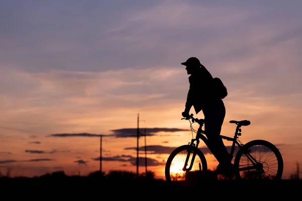 Fahrradfahrer Silhouette Mit Sonnenuntergang Himmel Hintergrund Mädchen Mit Ihrem Fahrrad — Stockfoto