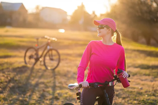 Junge Fröhliche Sportliche Frau Rosafarbener Kleidung Hält Ihr Fahrradlenkrad Und — Stockfoto
