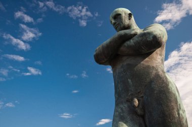 Oslo, Norveç - Kurbağacı Parkı: Çapraz Elli Sert Adam Heykeli