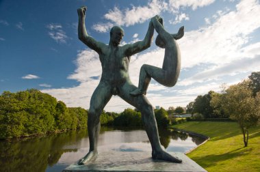 Oslo, Norveç - Kurbağacı Parkı: Heykel Adam küçük kızı kucağına aldı