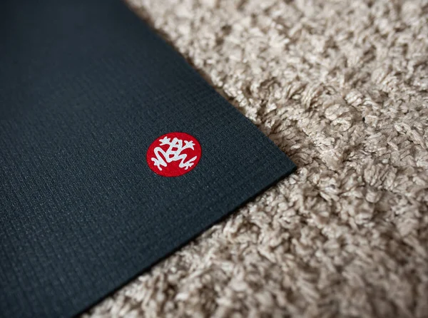 Manduka Jóga Mat Firemní Logo Šedém Rohovém Rohu — Stock fotografie