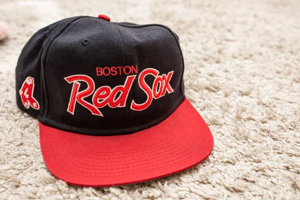 Boston Red Sox taraftar şapkası ve iyi bilinen logosu 