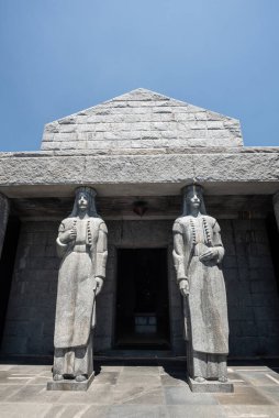 Karadağ 'ın Loven Dağı, Njego Anıtmezarı, Girişte Karadağlıların dikey fotoğraflarını gösteren Karyatidler