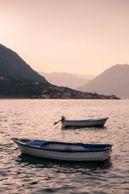Dobrota, Karadağ: Kotor Körfezi 'nde akşam manzarası 