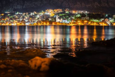Kotor şehri ve Kotor Körfezi 'nin gece görüntüsü, Pranj' dan çekildi.