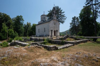 Cetinje, Karadağ: Sırp Ortodoks Kilisesi ve Mahkeme Kilisesi, orijinal manastırın kalıntıları