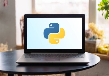 Dizüstü bilgisayar ekranında Python programlama dili logosu